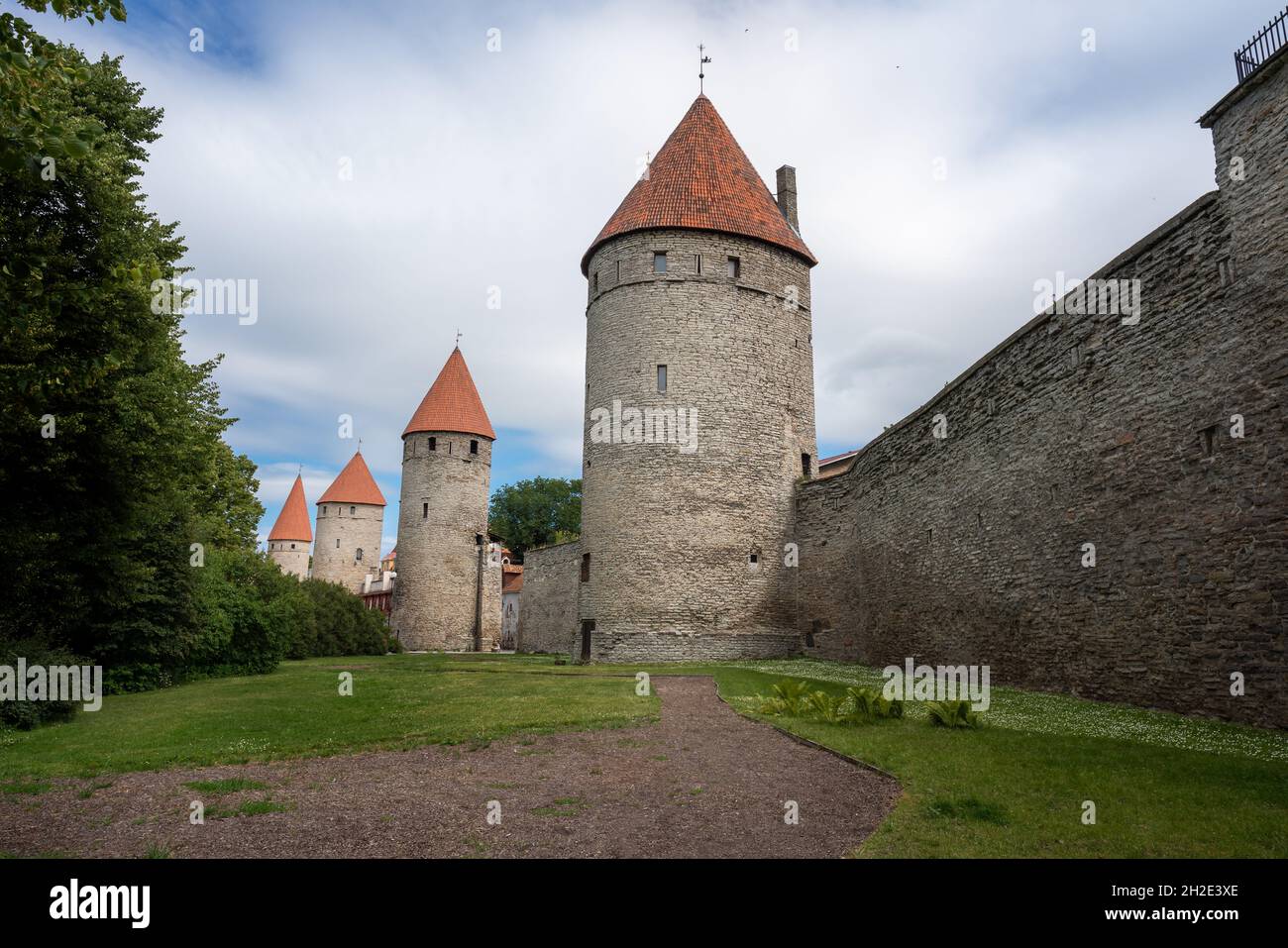 Vista sulla piazza delle torri delle mura medievali della città di Tallinn - Tallinn, Estonia Foto Stock