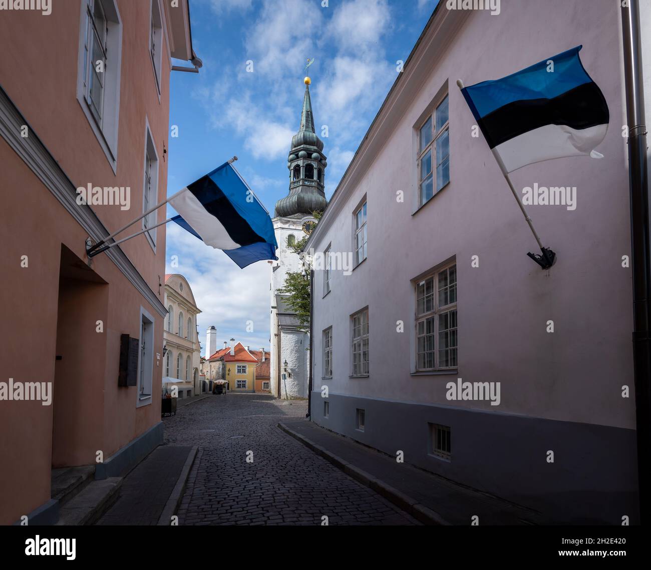 Strada con bandiere estoni e Cattedrale di St Marys a Toompea Hill - Tallinn, Estonia Foto Stock