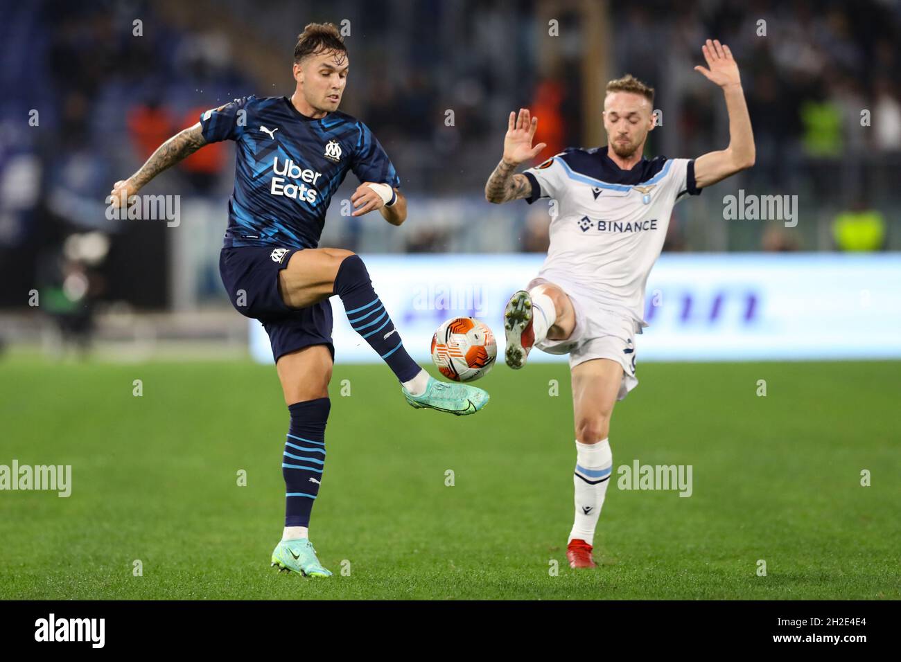 Roma, Italia, 21 ottobre 2021. Pol Cirola dell'Olympique De Marseille è sfidata da Manuel Lazzari della SS Lazio durante la partita della UEFA Europa League a Olimpico, Roma. Il credito d'immagine dovrebbe essere: Jonathan Moscrop / Sportimage Foto Stock