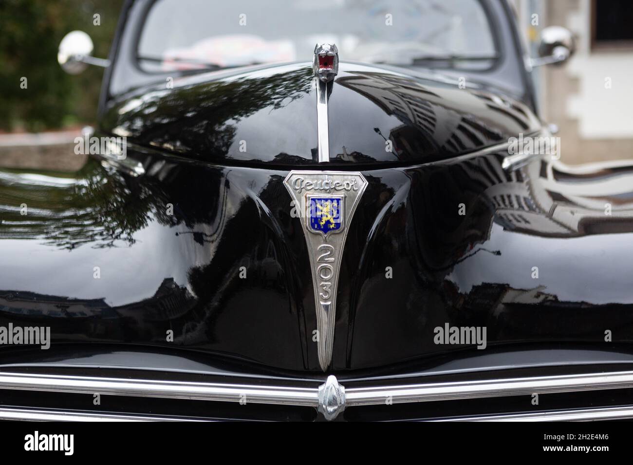 Reocin, Cantabria, Spagna - 2 ottobre 2021: Mostra di veicoli classici. La Peugeot 203 è una vettura prodotta dal costruttore francese tra il 1948 Foto Stock