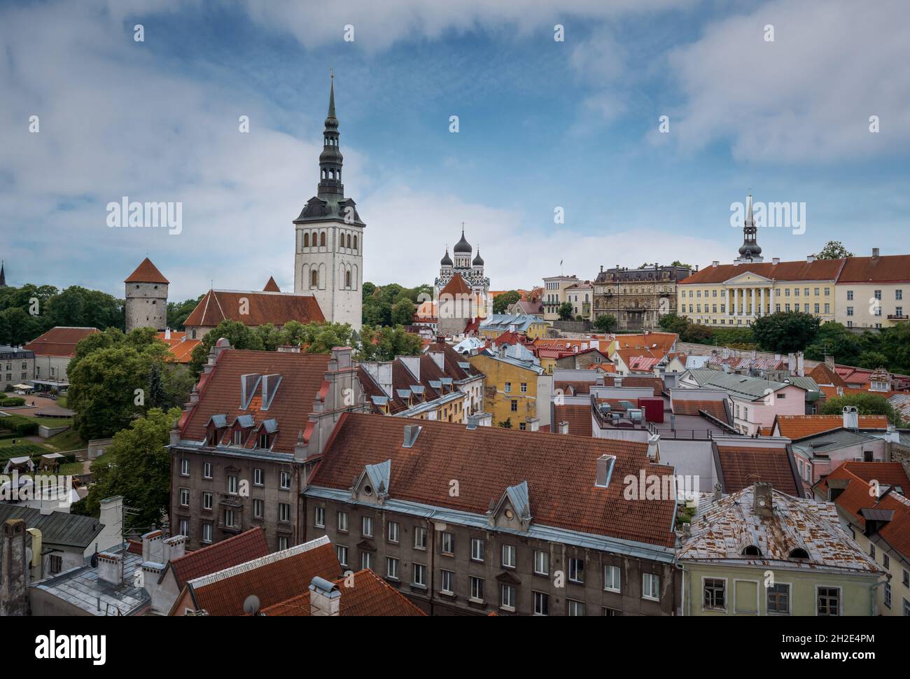 Vista aerea di Tallinn con la Chiesa di San Nicola e la collina di Toompea - Tallinn, Estonia Foto Stock