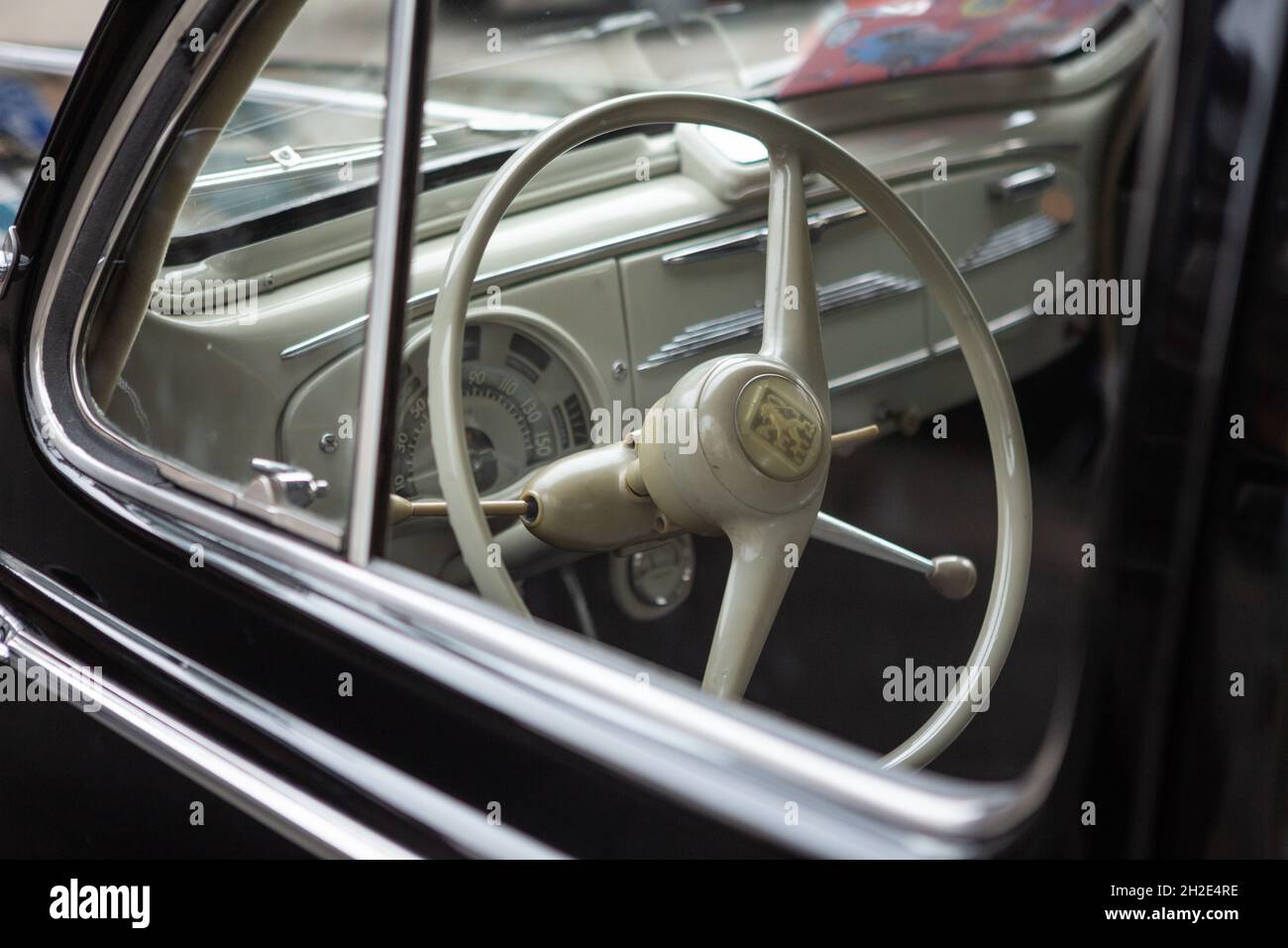 Reocin, Cantabria, Spagna - 2 ottobre 2021: Mostra di veicoli classici. La Peugeot 203 è una vettura prodotta dal costruttore francese tra il 1948 Foto Stock