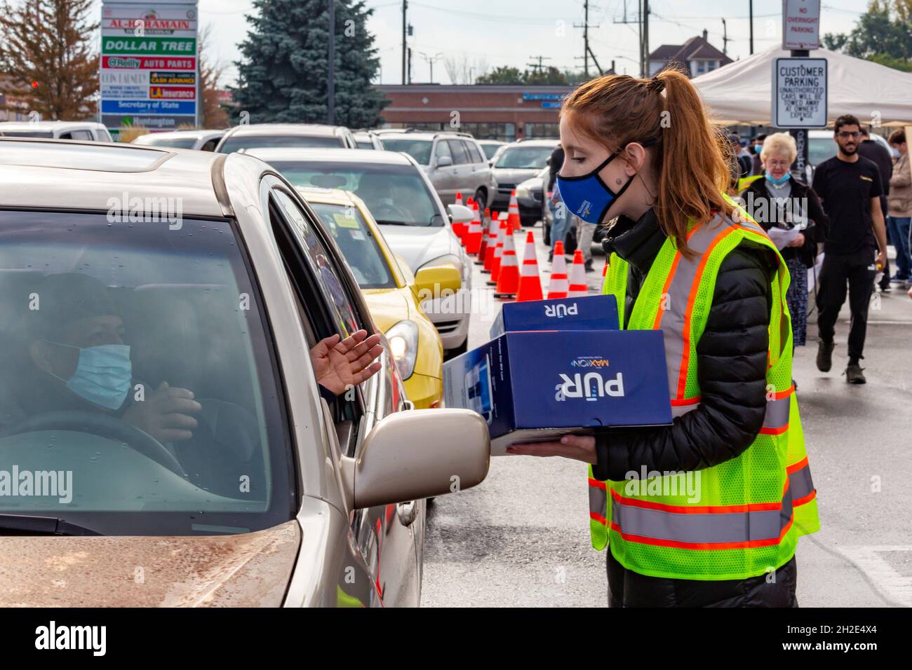 Hammamck, Michigan, Stati Uniti. 21 ottobre 2021. I filtri dell'acqua sono stati distribuiti ai residenti dopo che sono stati trovati alti livelli di piombo nel sistema idrico della città. Il piombo nei vecchi sistemi di acqua è stato un problema importante nelle città del Michigan, compreso Flint, il porto di Benton ed ora Hamtrampk--tutte le città con principalmente residenti a basso reddito. Credit: Jim West/Alamy Live News Foto Stock