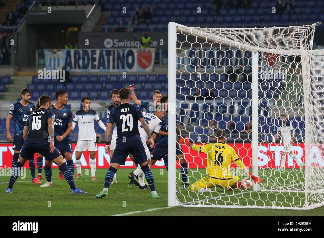 Roma, Italia, 21 ottobre 2021. Pau Lopez dell'Olympique De Marseille salva uno sforzo da Luiz Felipe della SS Lazio con i piedi al palco durante la partita della UEFA Europa League a Olimpico, Roma. Il credito d'immagine dovrebbe essere: Jonathan Moscrop / Sportimage Foto Stock