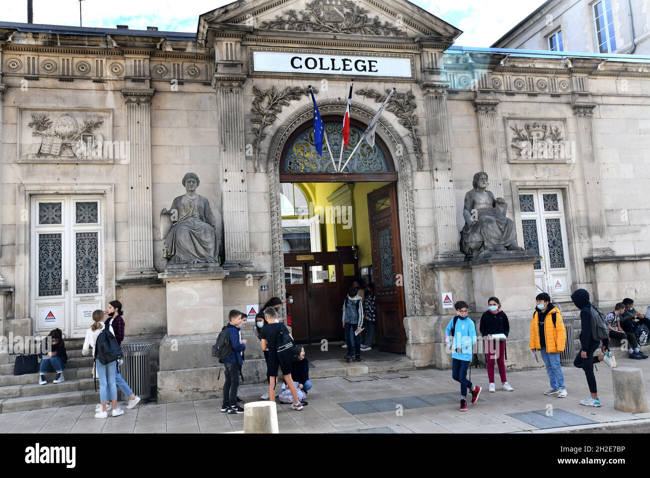 Chaumont, Francia. Studenti universitari di Chaumont al di fuori dell'ex college gesuita. Foto Stock