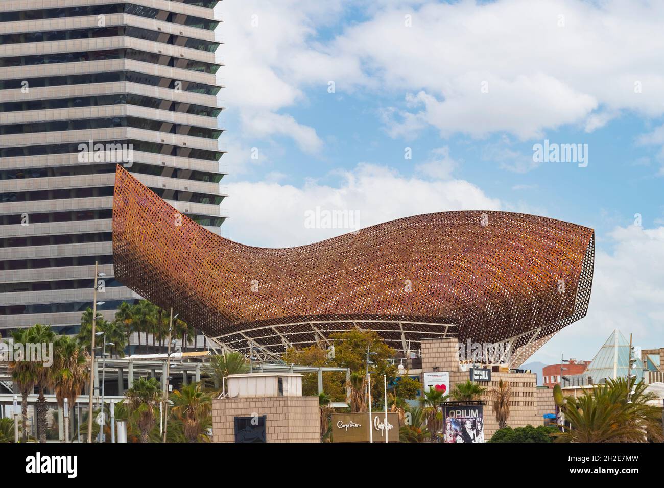 Barcellona, Spagna - 24 settembre 2021: Scultura del pesce d'oro, situato nel Porto Olimpico, il Porto Olimpico. Si tratta di una struttura composta da pinna Foto Stock
