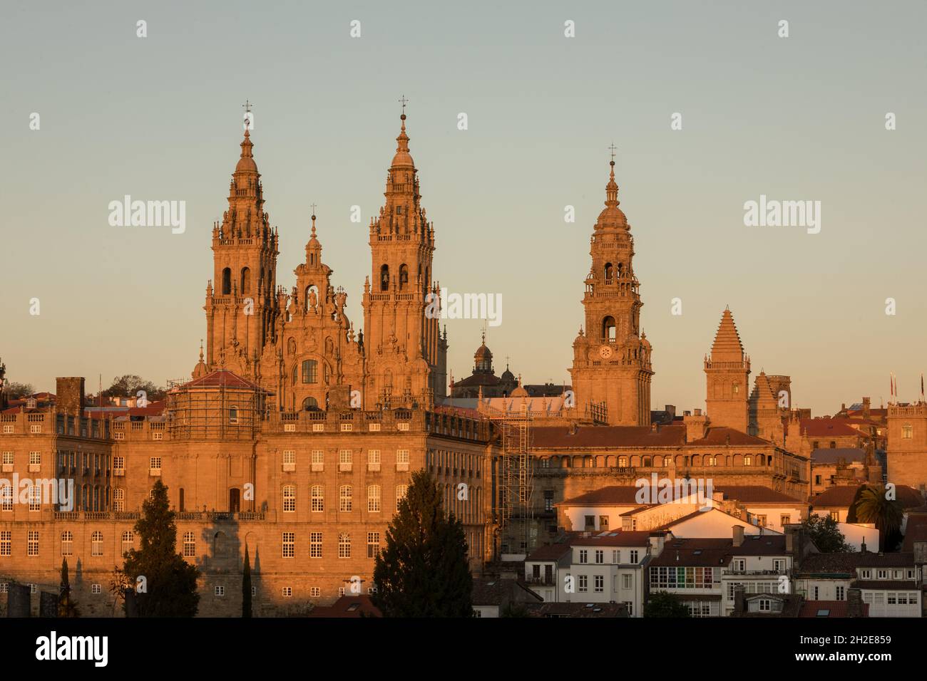 Splendida vista della Cattedrale di Santiago de Compostela al tramonto. È un sito patrimonio dell'umanità dell'UNESCO situato in Galizia, Spagna. Foto Stock