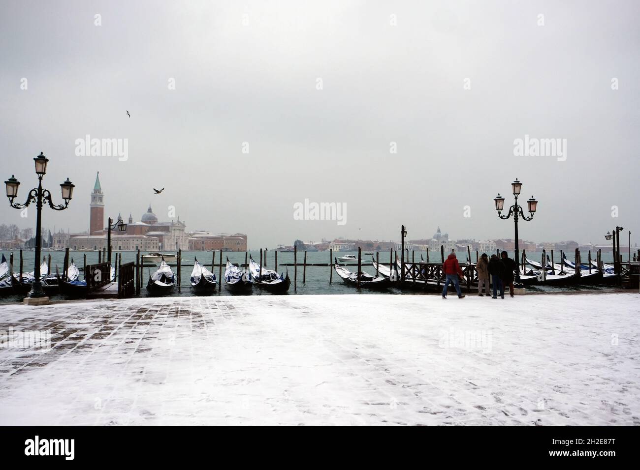La neve copre la città nord italiana di Venezia durante la sua prima nevicata autunno dell'inverno. (MVS) Foto Stock