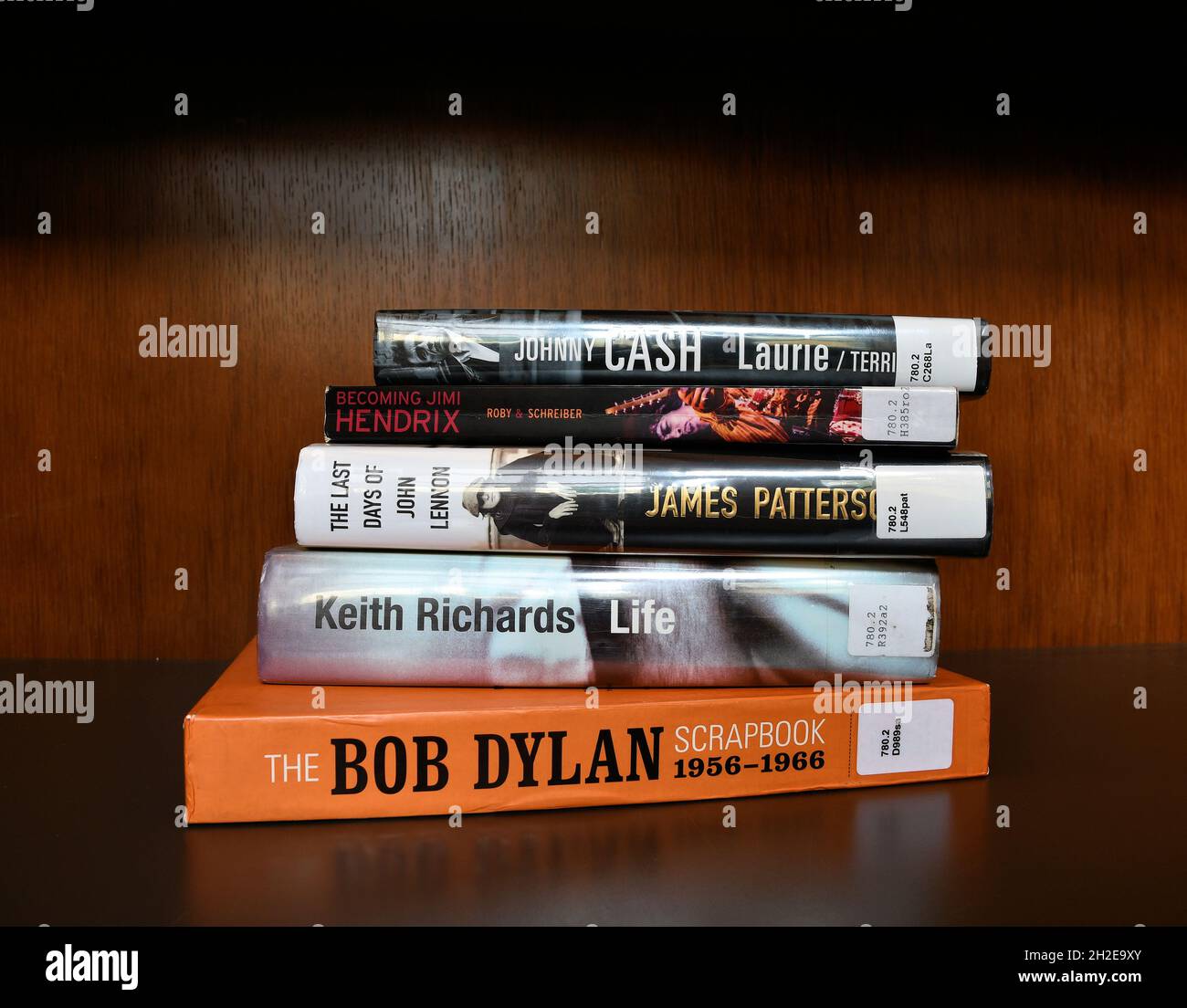 Biografie e libri su musicisti e superstar rock and roll: Johnny Cash, Bob Dylan, Jimi Hendrix, John Lennon, Keith Richards; biografia. Foto Stock