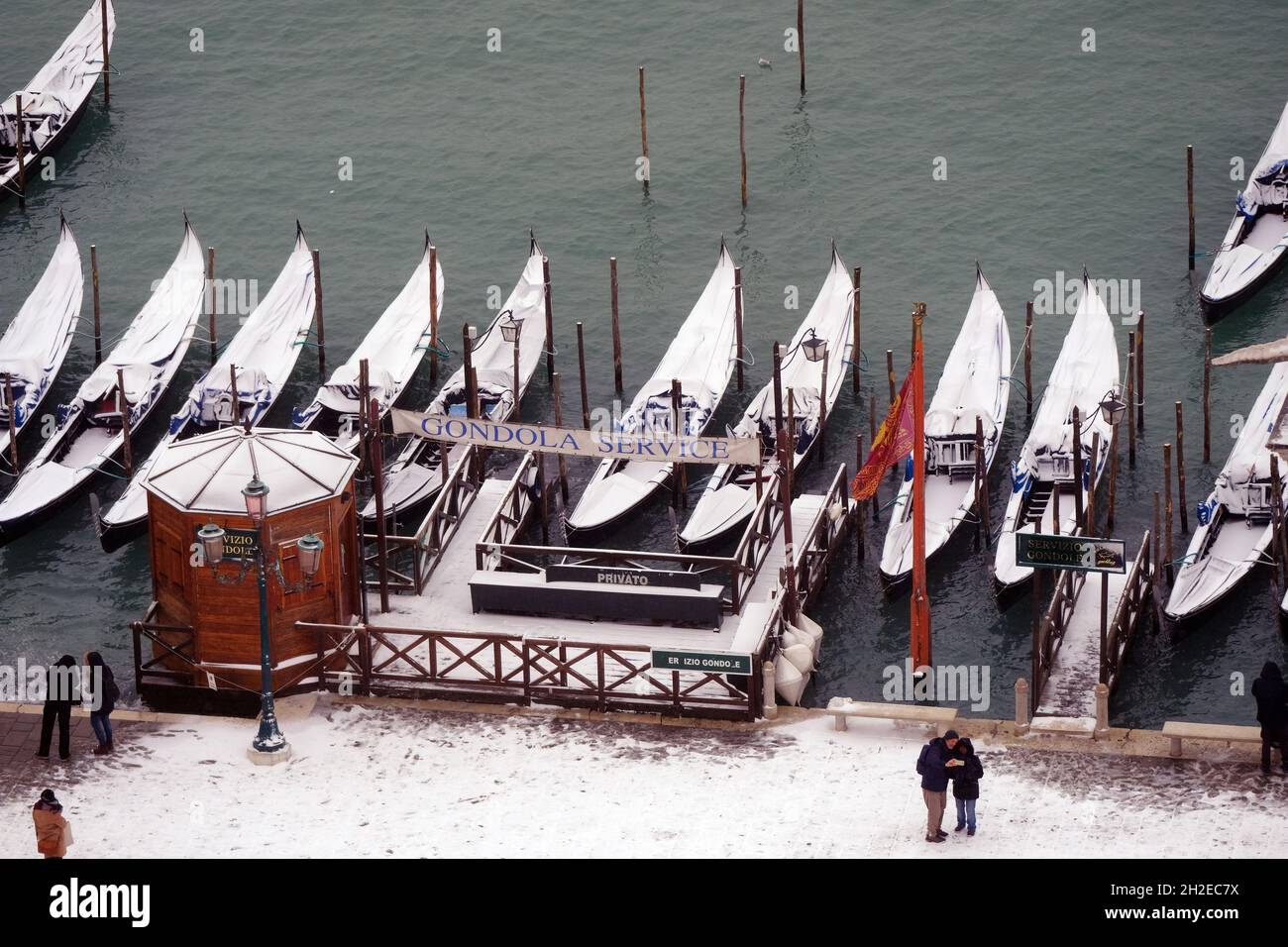 La neve copre la città nord italiana di Venezia durante la sua prima nevicata autunno dell'inverno. (MVS) Foto Stock