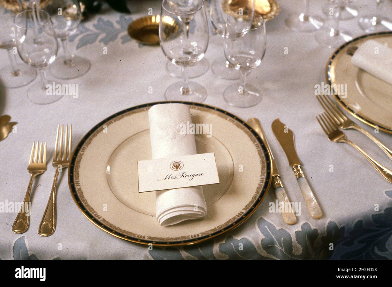 Un tavolo impostazione per il piatto della prima Signora in una cena di stato nel 1981 fotografia di Dennis Brack BB79 Foto Stock