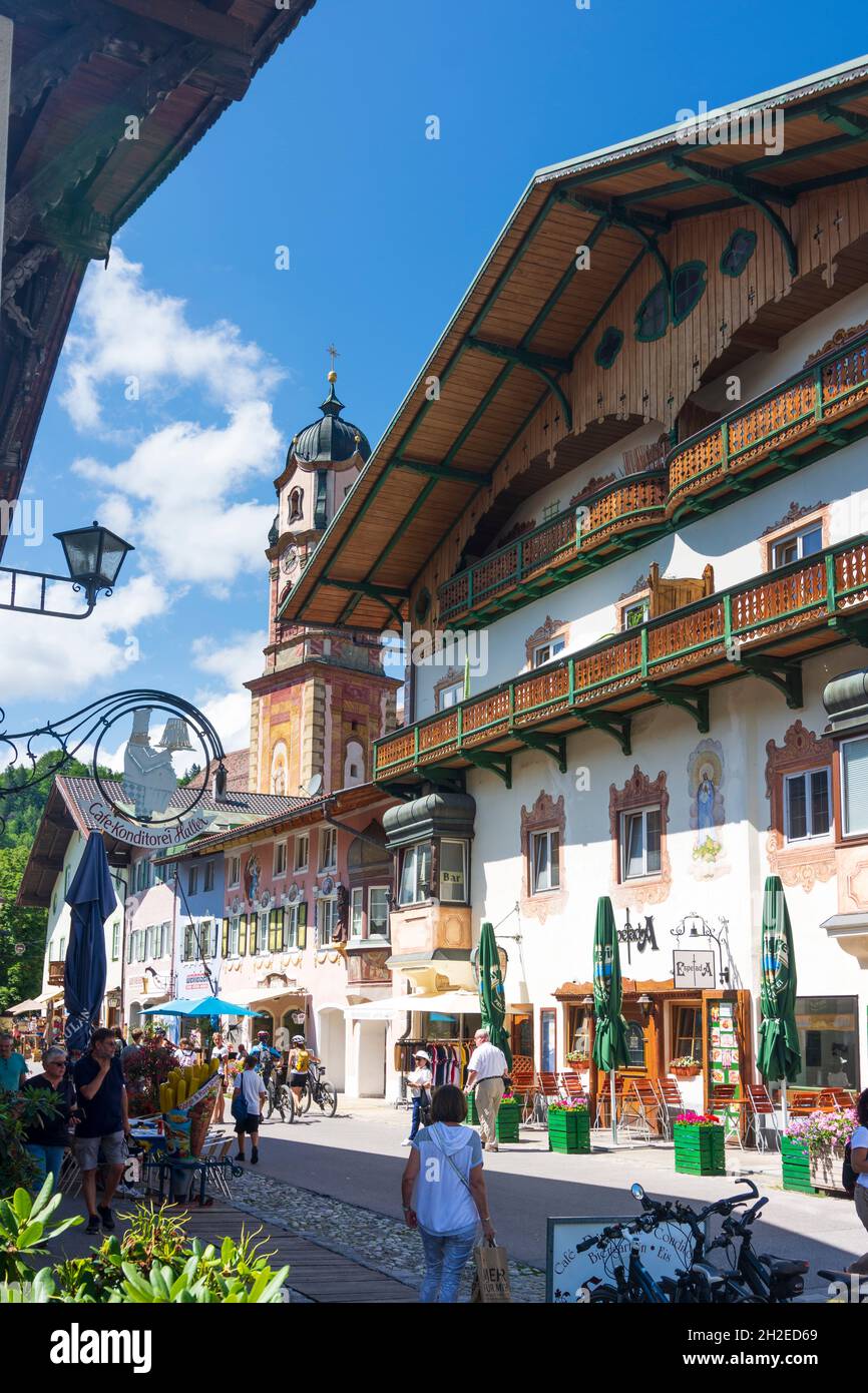 Mittenwald: Città vecchia, casa con Lüftlmalerei (Lüftelmalerei), una forma di arte murale, strada Hochstraße, chiesa San Pietro e Paolo a Oberbayern, Upper Foto Stock