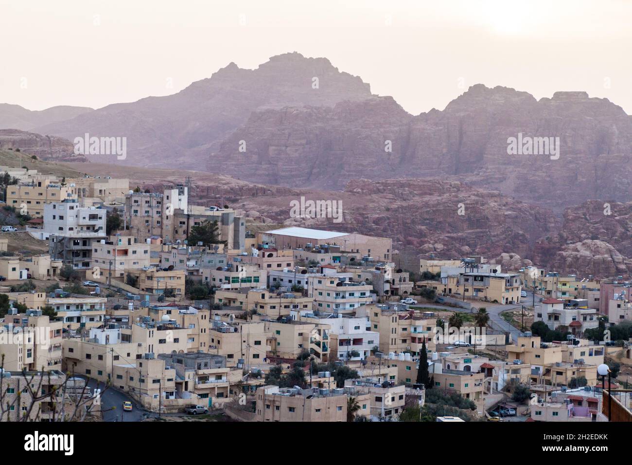Edifici di Wadi Musa, città situata vicino al sito archeologico Petra, Giordania Foto Stock