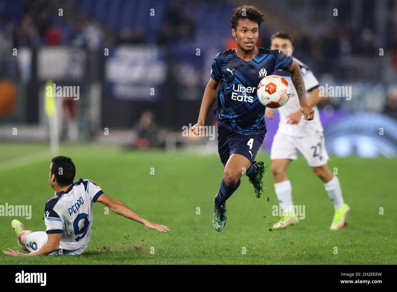 Roma, Italia, 21 ottobre 2021. Boubacar Kamara dell'Olympique De Marseille salta su una sfida di Pedro Rodriguez della SS Lazio durante la partita della UEFA Europa League a Olimpico, Roma. Il credito d'immagine dovrebbe essere: Jonathan Moscrop / Sportimage Foto Stock