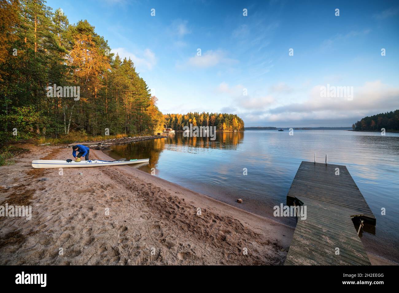 Imballare il kayak e prepararsi a partire all'isola Satamosaari, Lappeenranta, Finlandia Foto Stock