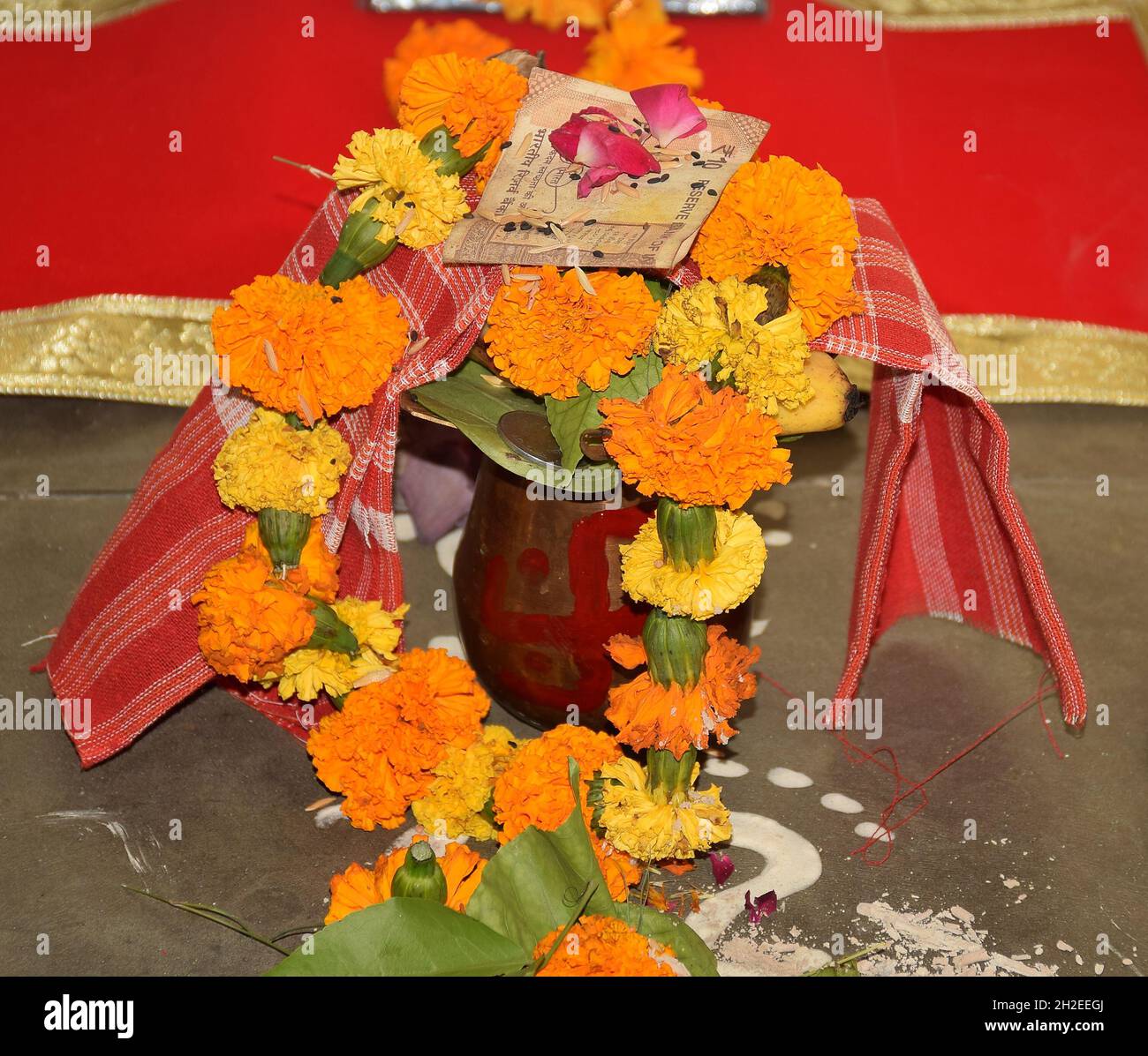Kalash di rame con il fiore di marigold e la foglia usati durante il Pooja Hindu di buon auspicio anche conosciuto come Ghot Foto Stock