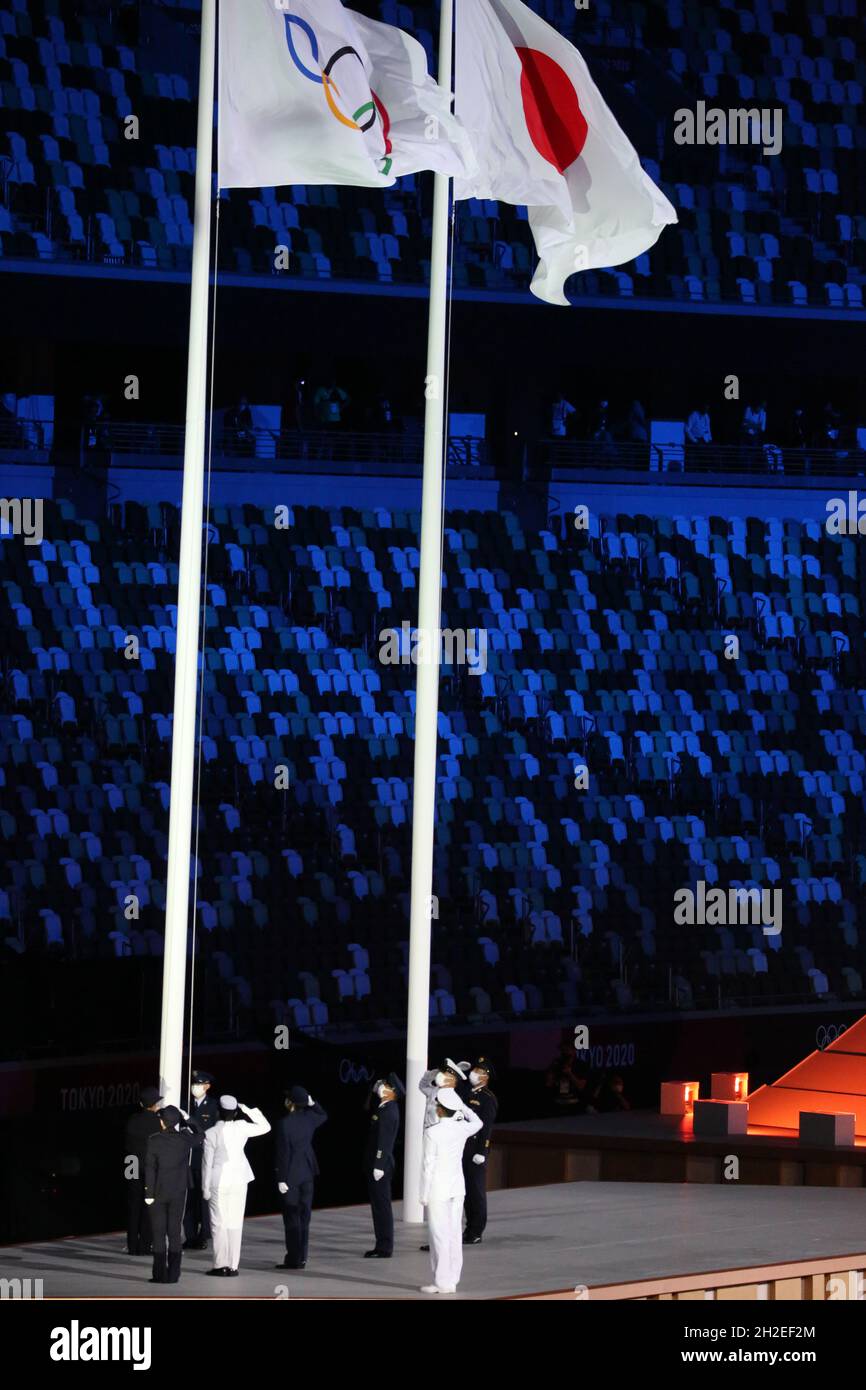 23 LUGLIO 2021 - TOKYO, GIAPPONE: La bandiera olimpica viene innalzata durante la cerimonia di apertura dei Giochi Olimpici di Tokyo 2020 (foto di Mickael Chavet/RX) Foto Stock