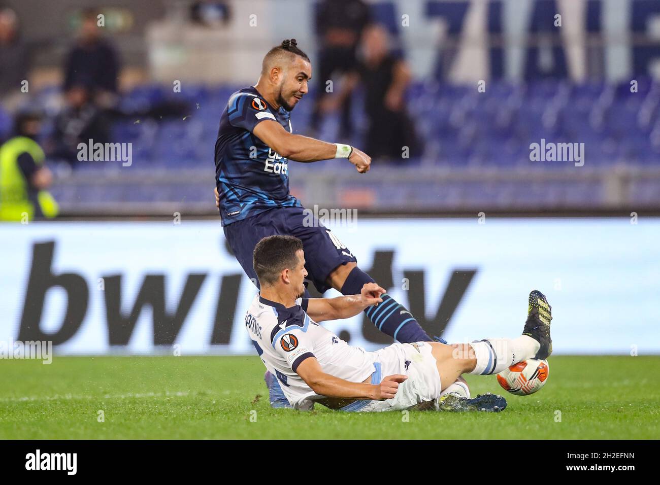 Roma, Italia, 21 ottobre 2021. Luiz Felipe della SS Lazio compie un ultimo gasp tackle su Dimitri Payet dell'Olympique De Marseille mentre si allinea sul traguardo durante la partita della UEFA Europa League a Olimpico, Roma. Il credito d'immagine dovrebbe essere: Jonathan Moscrop / Sportimage Foto Stock