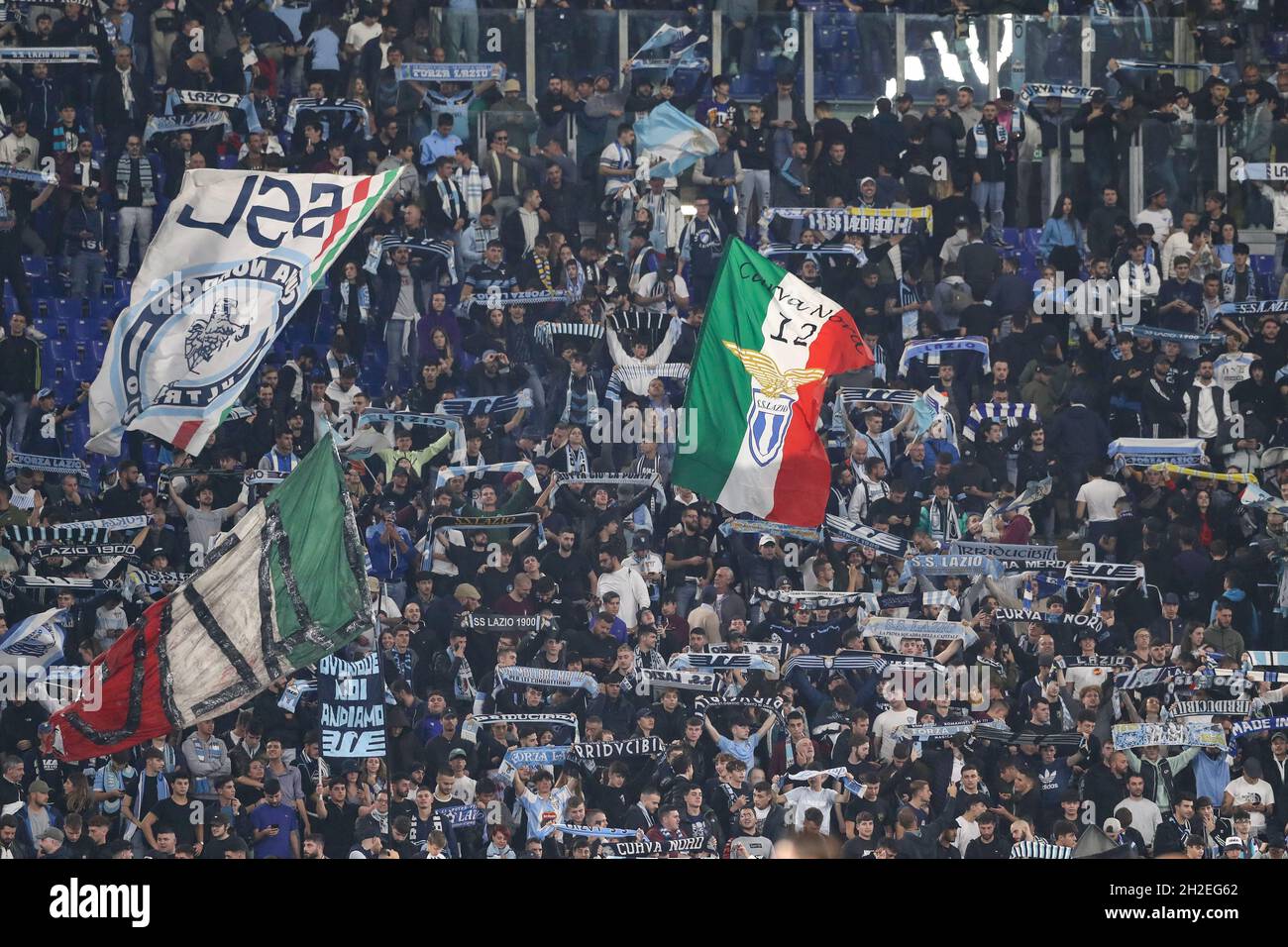 Roma, Italia, 21 ottobre 2021. I tifosi della SS Lazio hanno dato il via  alle bandiere e alle sciarpe durante la partita della UEFA Europa League a  Olimpico, Roma. Il credito d'immagine