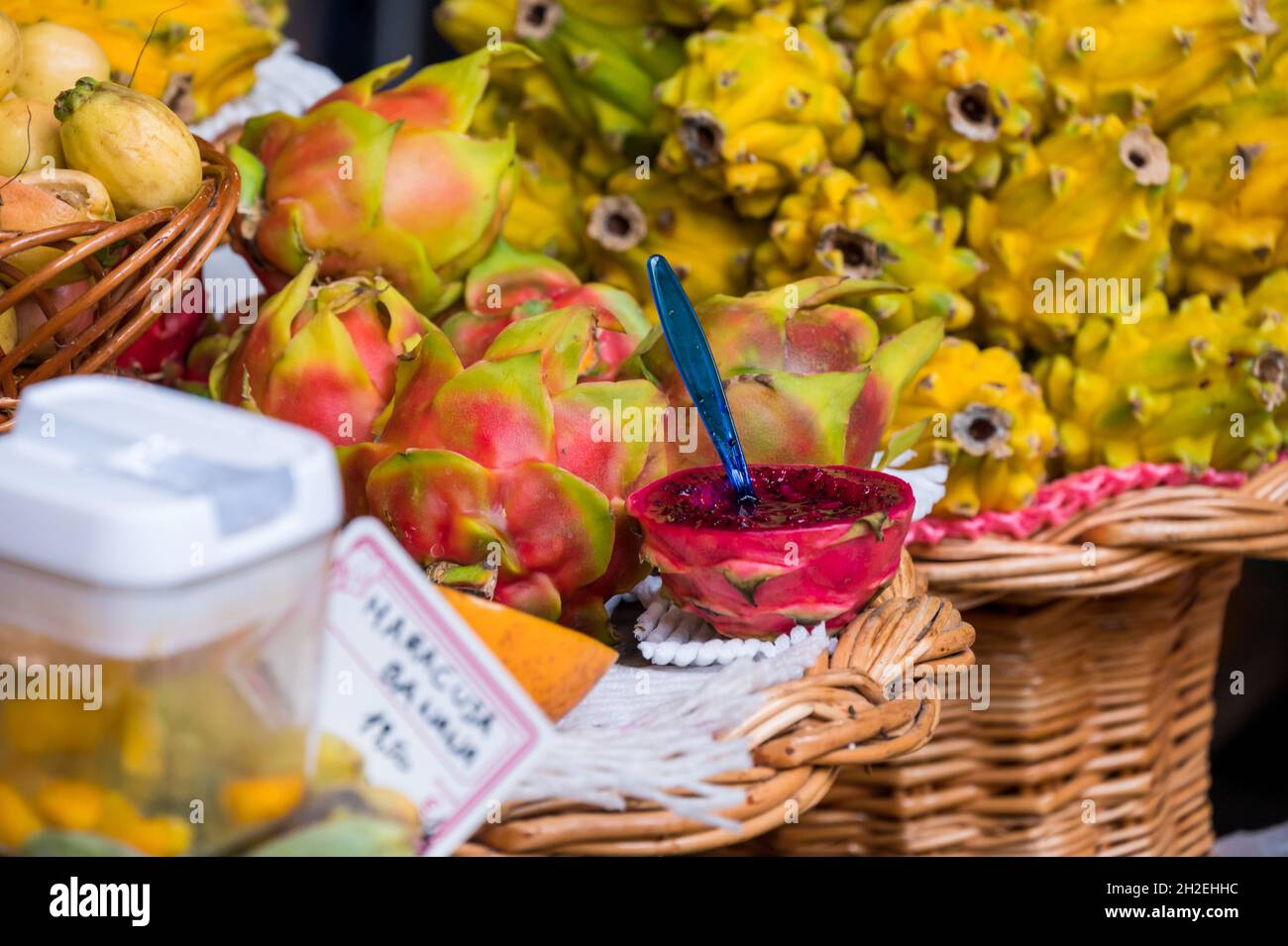 Freschi frutti esotici in Mercado dos Lavradores. Funchal, Madeira, Portogallo Foto Stock