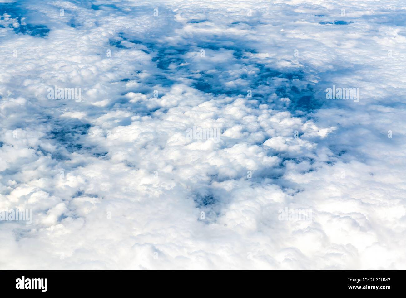 Belle nuvole viste dagli aerei a mezz'aria. L'aereo vola sull'Ontario in Canada nel mese di ottobre 2021 Foto Stock