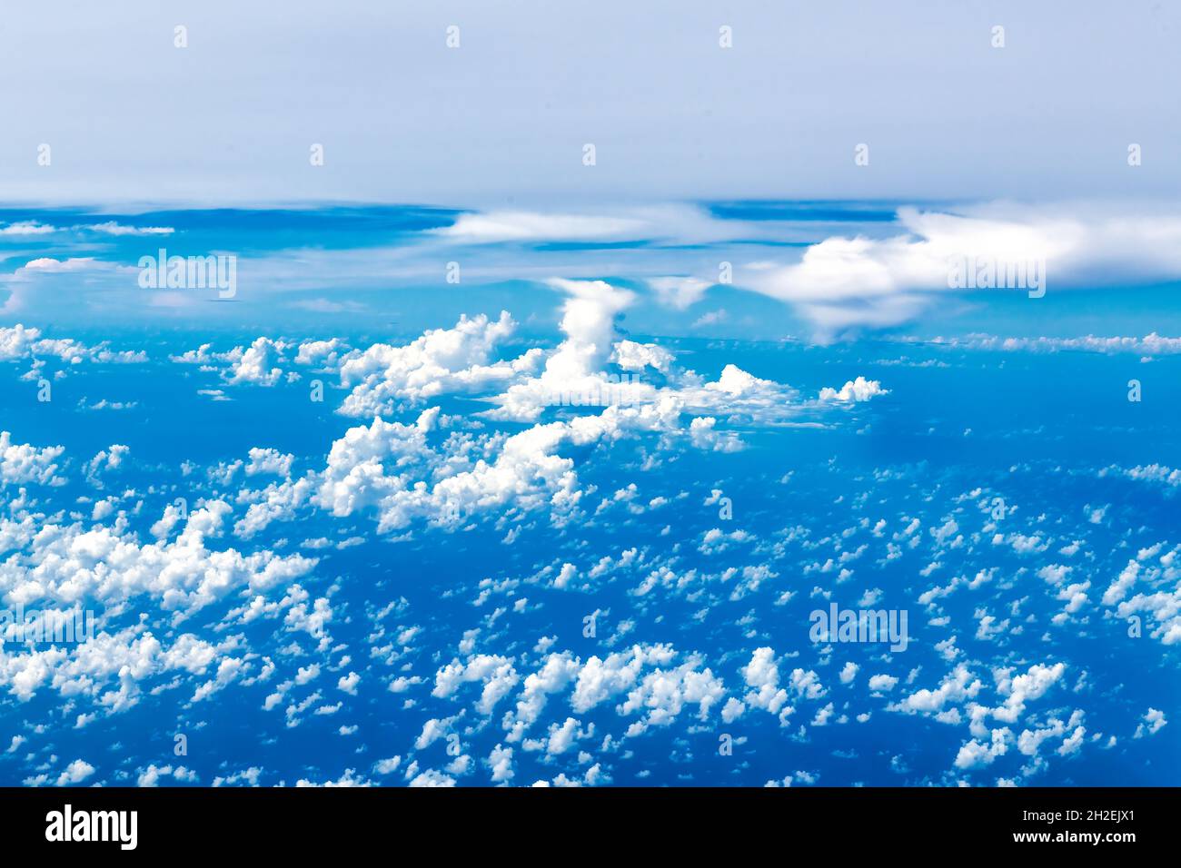 Belle nuvole viste dagli aerei a mezz'aria. L'aereo vola sull'Ontario in Canada nel mese di ottobre 2021 Foto Stock