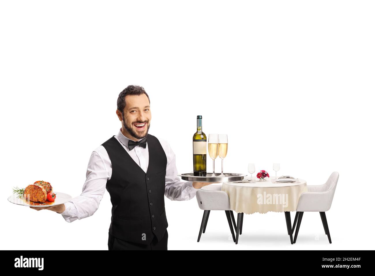 Server che tiene un piatto con bistecca e un vassoio con vino e un tavolo da ristorante dietro isolato su sfondo bianco Foto Stock