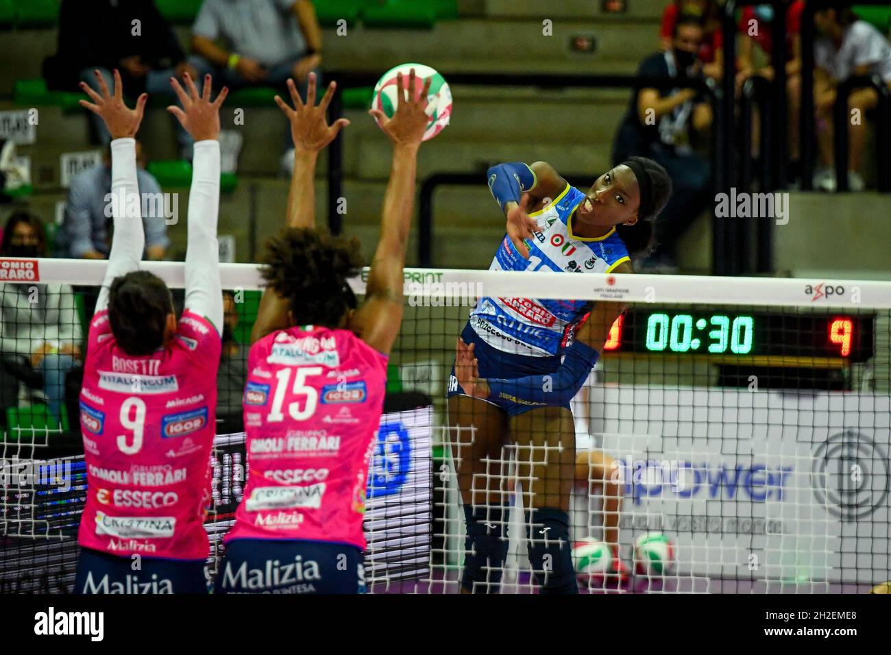 Palaverde, Treviso, Italia, 21 ottobre 2021, Spike di Paola Egonu (Conegliano) sopra il blocco di Caterina Bosetti (Novara) e Haleigh Washington (Novara) durante Imoco Volley Conegliano vs Igor Gorgonzola Novara - Pallavolo Italiano Serie A1 Femminile match Foto Stock