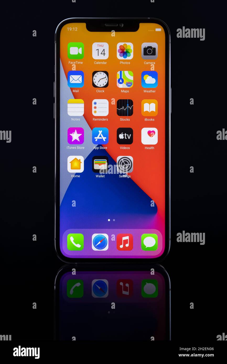 Galati, Romania - 14 ottobre 2021: - Studio di nuovo Apple iPhone 12 Pro Max grafite a colori, display anteriore schermata iniziale isolato su sfondo nero Foto Stock