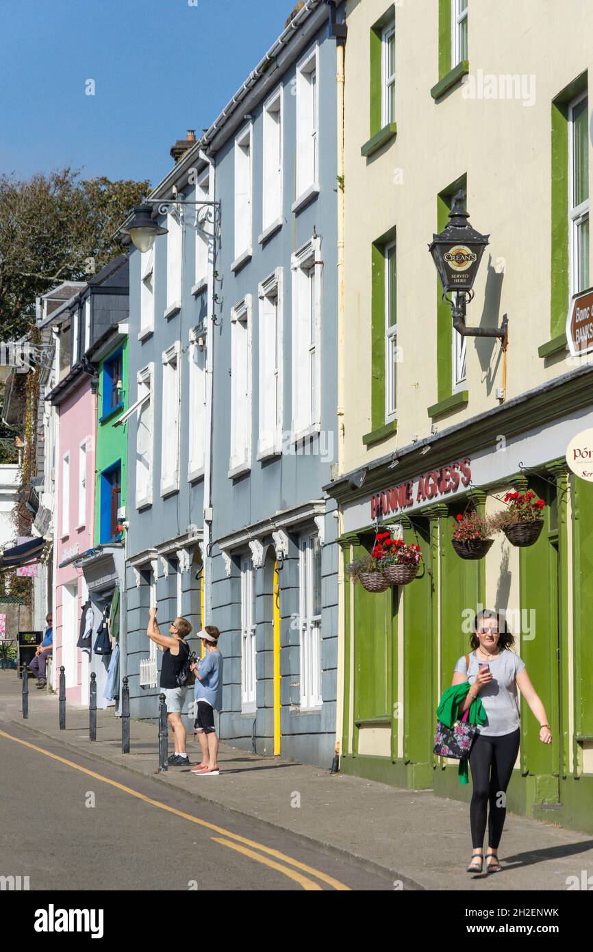 Edifici colorati, Strand Street, Dingle, Dingle Peninsula (Corca Dhuibhne), County Kerry, Repubblica d'Irlanda Foto Stock