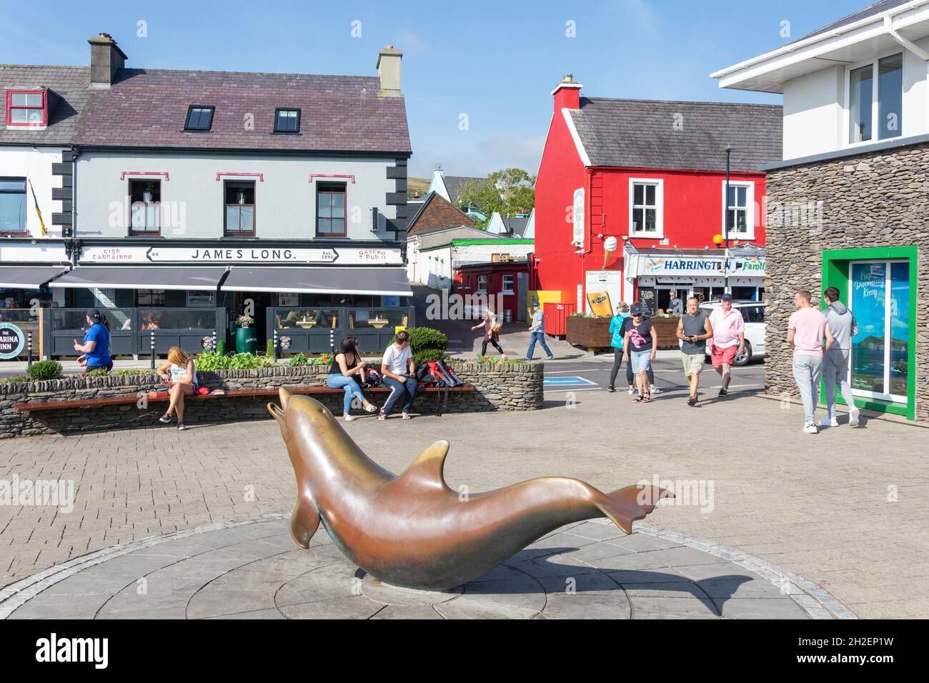 Fungie - la statua di Dingle Dolpin, la Marina, Dingle (un Daingean), Penisola di Dingle, Contea di Kerry, Repubblica d'Irlanda Foto Stock