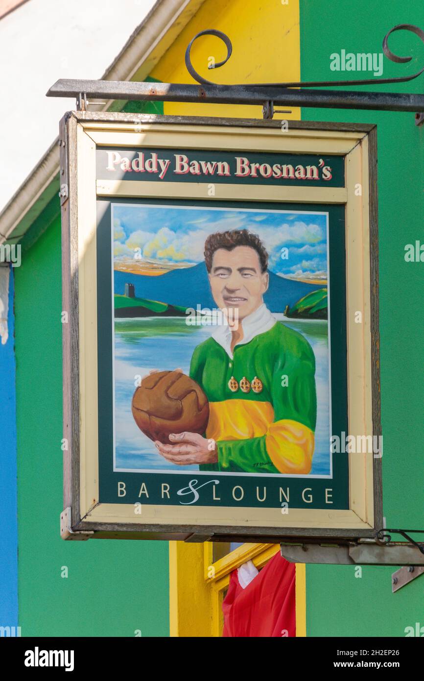 Cartello da pub, Paddy Bawn Brosnan's Bar, Strand Street, Dingle, Penisola di Dingle (Corca Dhuibhne), County Kerry, Repubblica d'Irlanda Foto Stock