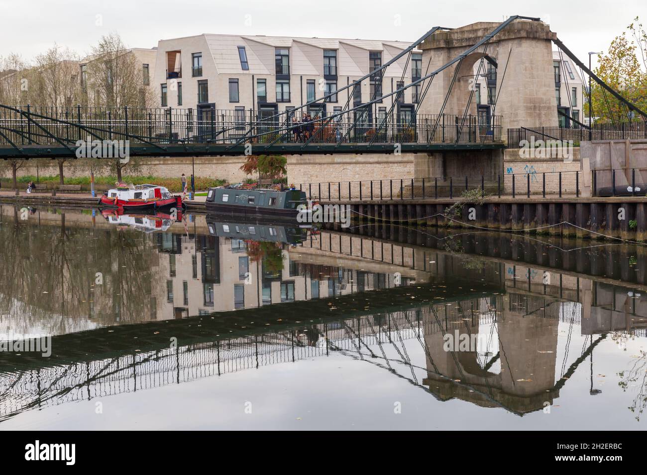 Bath, Regno Unito - 2 novembre 2017: Victoria Bridge, è stato costruito nel 1836 attraverso il fiume Avon. La gente comune cammina per la strada Foto Stock