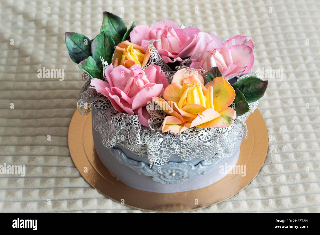 Torta scatola di fiori con pasta di zucchero fiori rose in primo piano Foto  stock - Alamy