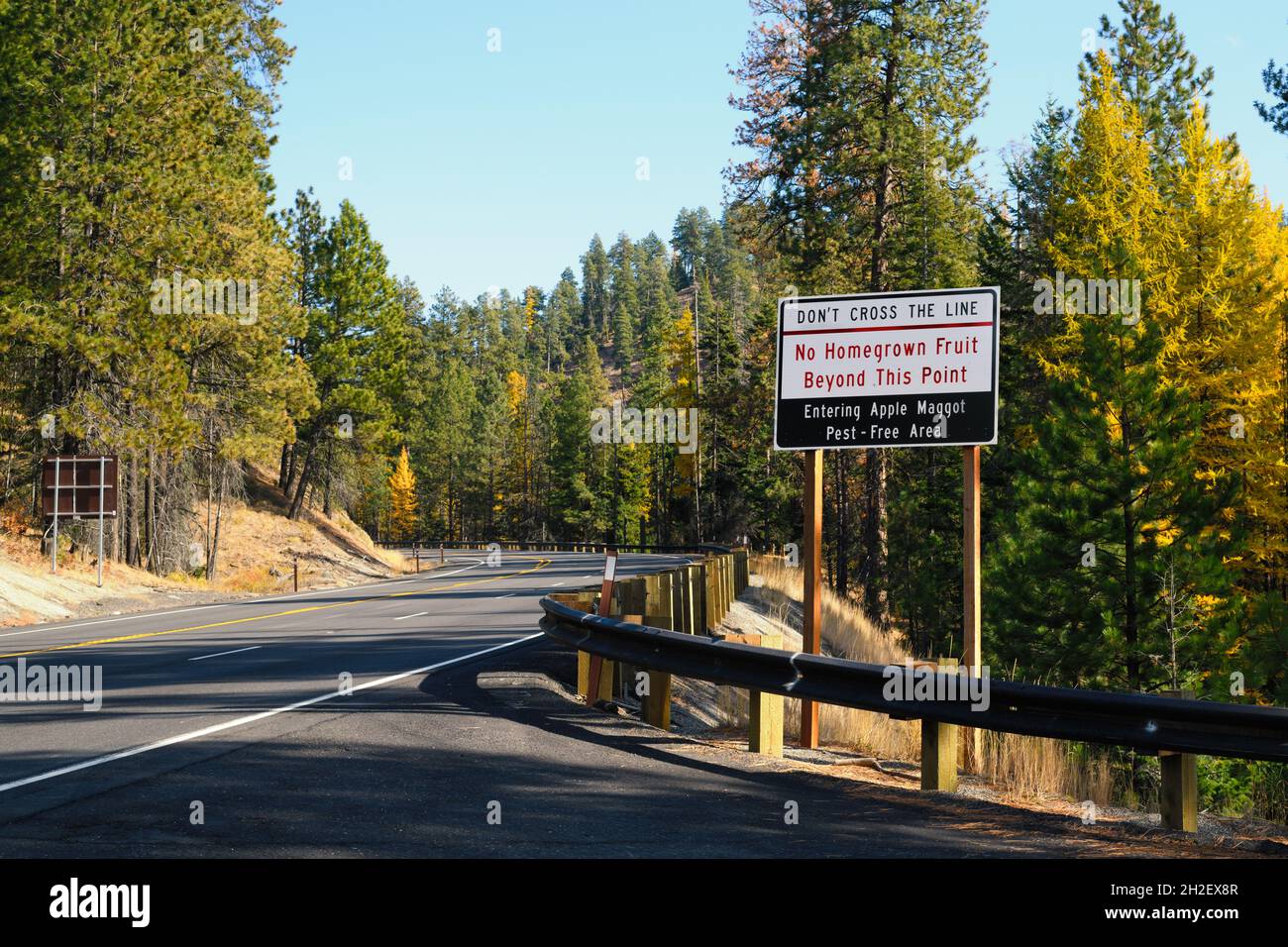 Kittitas County, WA, USA - 19 ottobre 2021; Sign on Highway 97 informando i viaggiatori di restrizioni sulla frutta di origine a causa di maggot di mela Foto Stock