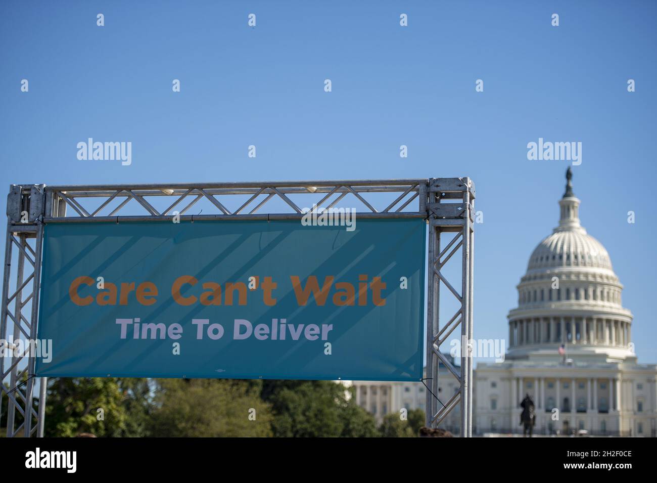 Washington, Stati Uniti. 21 ottobre 2021. Un banner "Care Can't Wait" si appende per un rally che chiede al congresso di dare priorità ai servizi di assistenza con il conto di riconciliazione del budget "Build Back Better" al Campidoglio degli Stati Uniti a Washington, DC., giovedì 21 ottobre 2021. Moms Rising, Service employees International Union, National Domestic Workers Alliance e la Federazione americana degli insegnanti sono stati tra i vari co-sponsor di eventi che rappresentano argomenti come il congedo medico familiare retribuito, i salari viventi, e il credito d'imposta sui figli. Foto di Bonnie Cash/UPI Credit: UPI/Alamy Live News Foto Stock