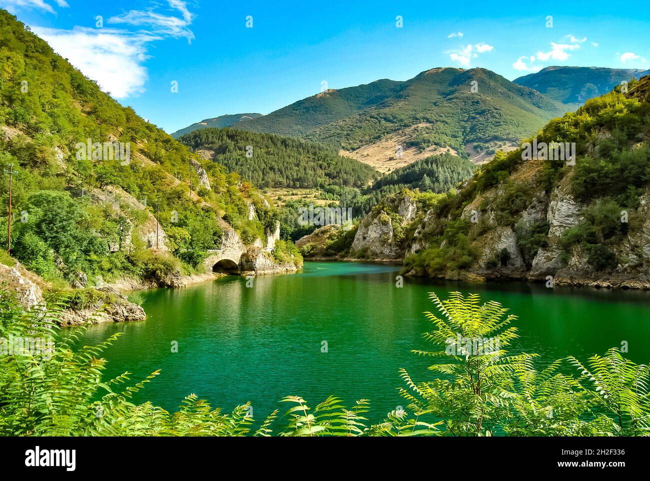 Vista panoramica sul Lago di Scanno, lago montano appenninico, provincia di l'Aquila, regione Abruzzo, Italia. Foto Stock