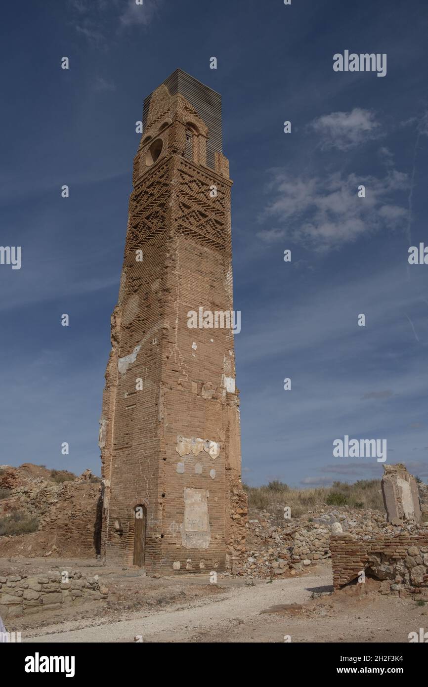 BELCHITE, SPAGNA - Sep 26, 2021: Le rovine di una vecchia chiesa nella città abbandonata di Belchite in Spagna Foto Stock