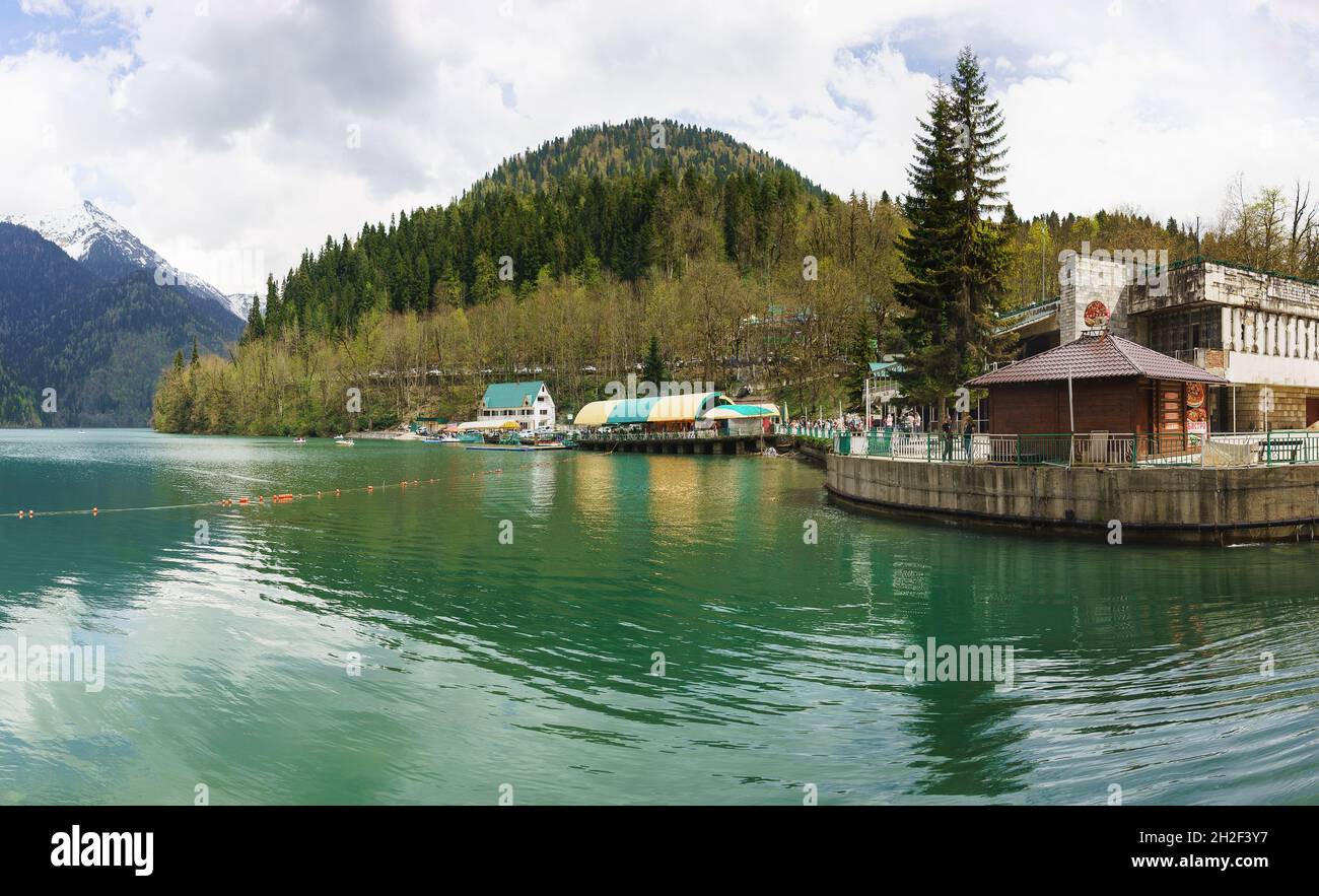 Abkhazia, RITSA - 02 maggio 2019: Caffè e piattaforme di osservazione sulla riva di un lago di montagna di origine glaciale-tettonica nel Caucaso occidentale Foto Stock