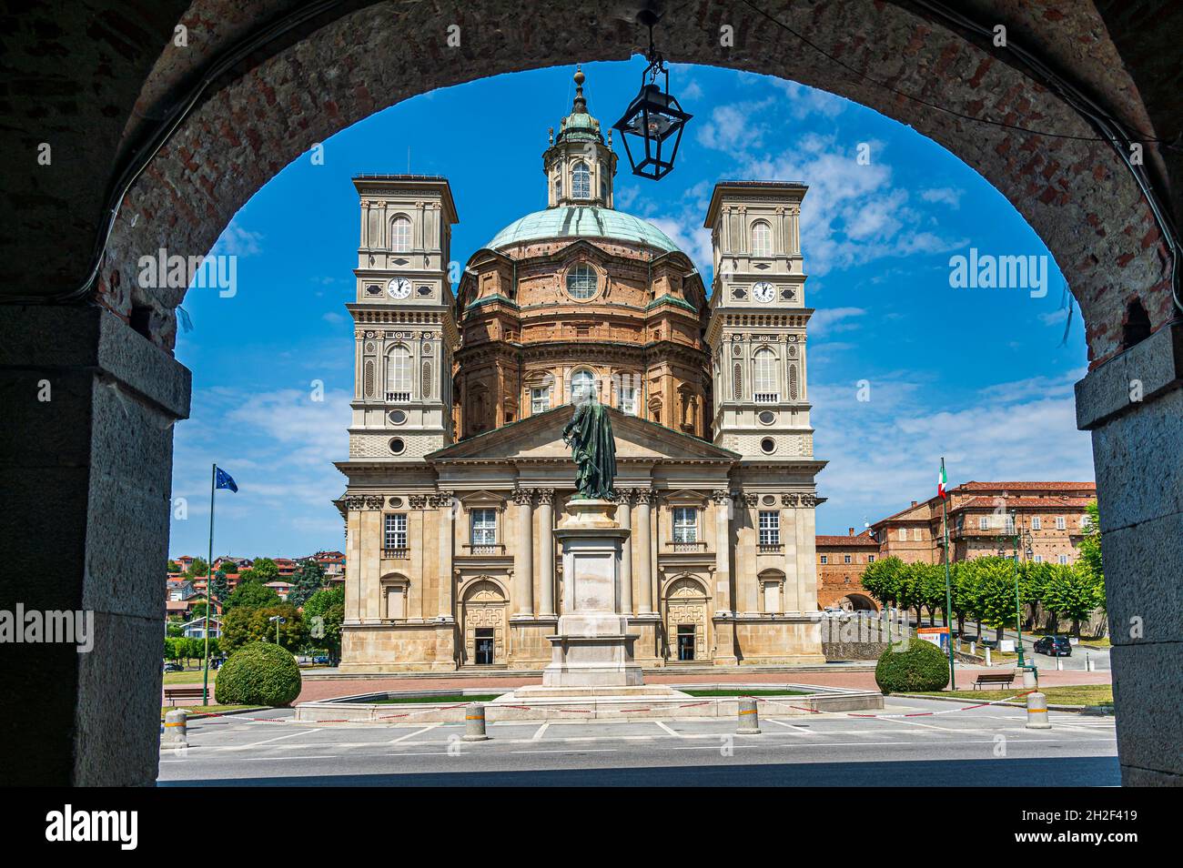 Il Santuario Regina Montis Regalis è una chiesa monumentale situata a Vicoforte, in Piemonte. È noto per avere la cupola ellittica più grande Foto Stock
