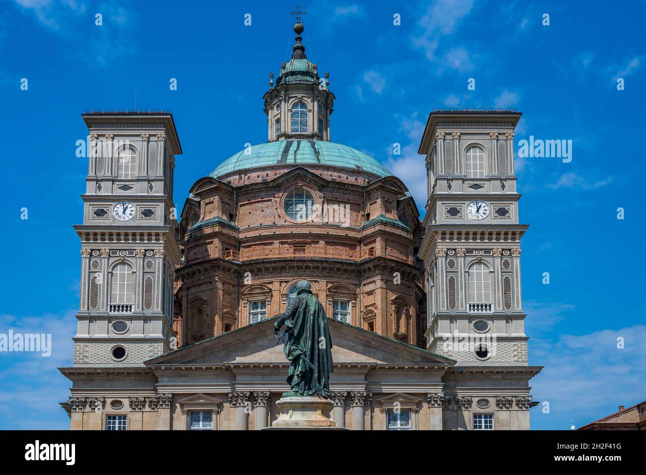 Il Santuario Regina Montis Regalis è una chiesa monumentale situata a Vicoforte, in Piemonte. È noto per avere la cupola ellittica più grande Foto Stock