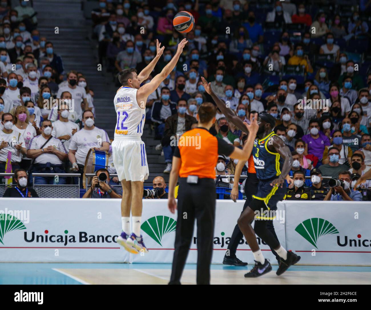 Centro Wizink. 15 ottobre 2021. Madrid, Spagna; Turkish Airlines Eurolega Basketball, Real Madrid versus Fenerbahce Beko Istanbul; Carlos Alocen (Real Madrid Baloncesto) per tre punti credito: Action Plus Sports/Alamy Live News Foto Stock