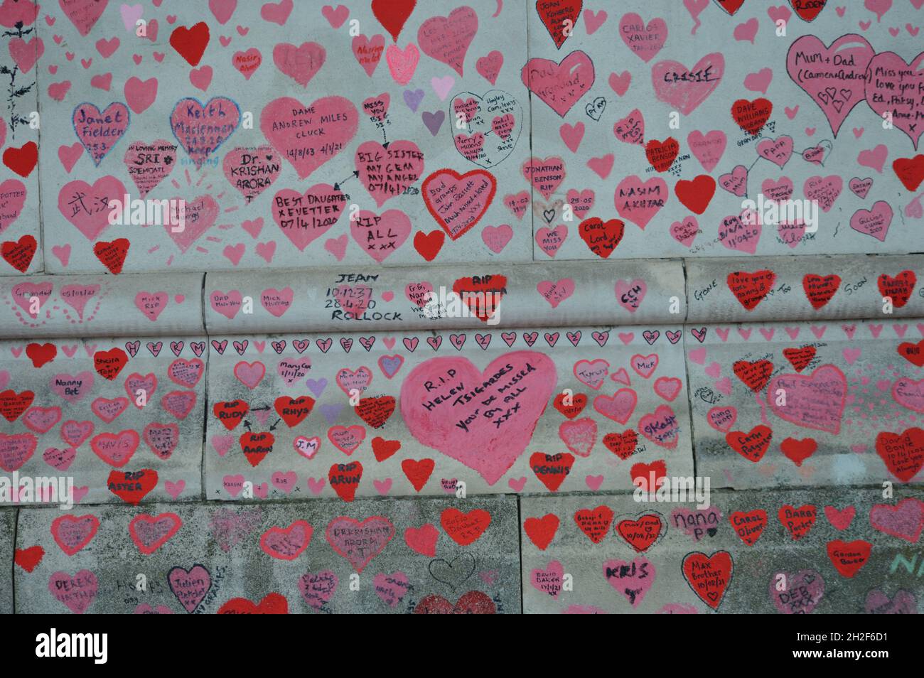 Londra, Regno Unito. Ottobre 14, 2021. Il National COVID Memorial Wall , coperto di tributi in memoria di tutte le vite perse a COVID-19. Foto Stock