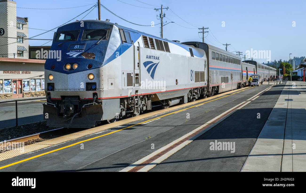 Edmonds, WA, USA - 29 luglio 2021; l'Empire Builder si fermò a Edmonds Washington. Il treno Amtrak è un servizio interstatale da Chicago a Seattle Foto Stock