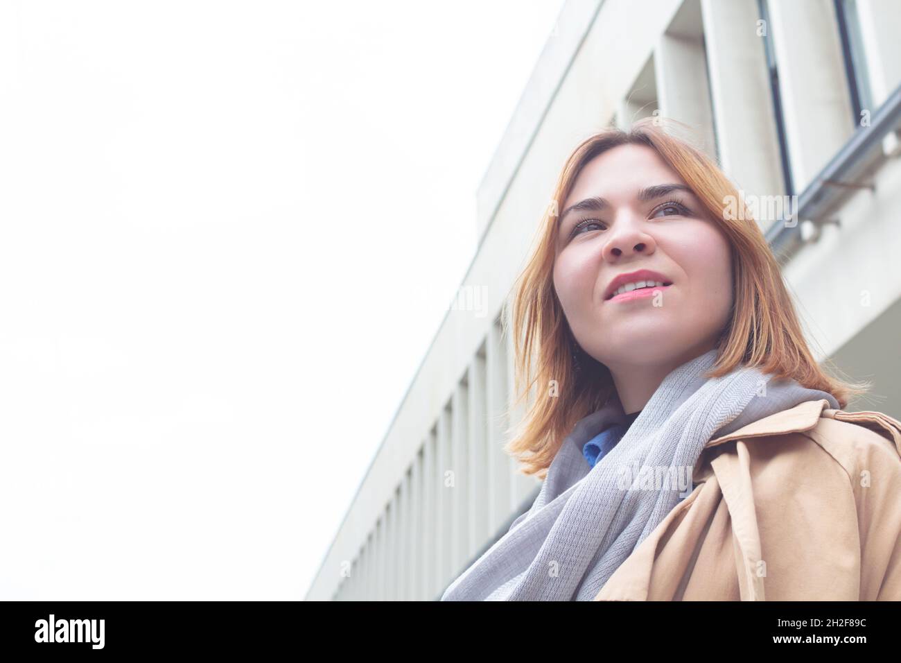 Donna d'affari caucasica in piedi vicino all'edificio di uffici. Foto Stock