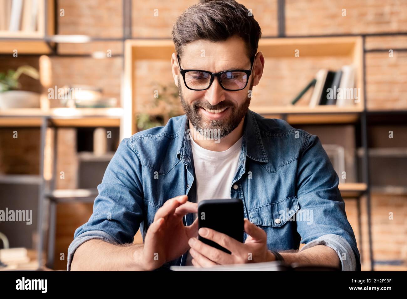 Felice uomo d'affari sorridente utilizzando lo smartphone headshot ritratto Foto Stock