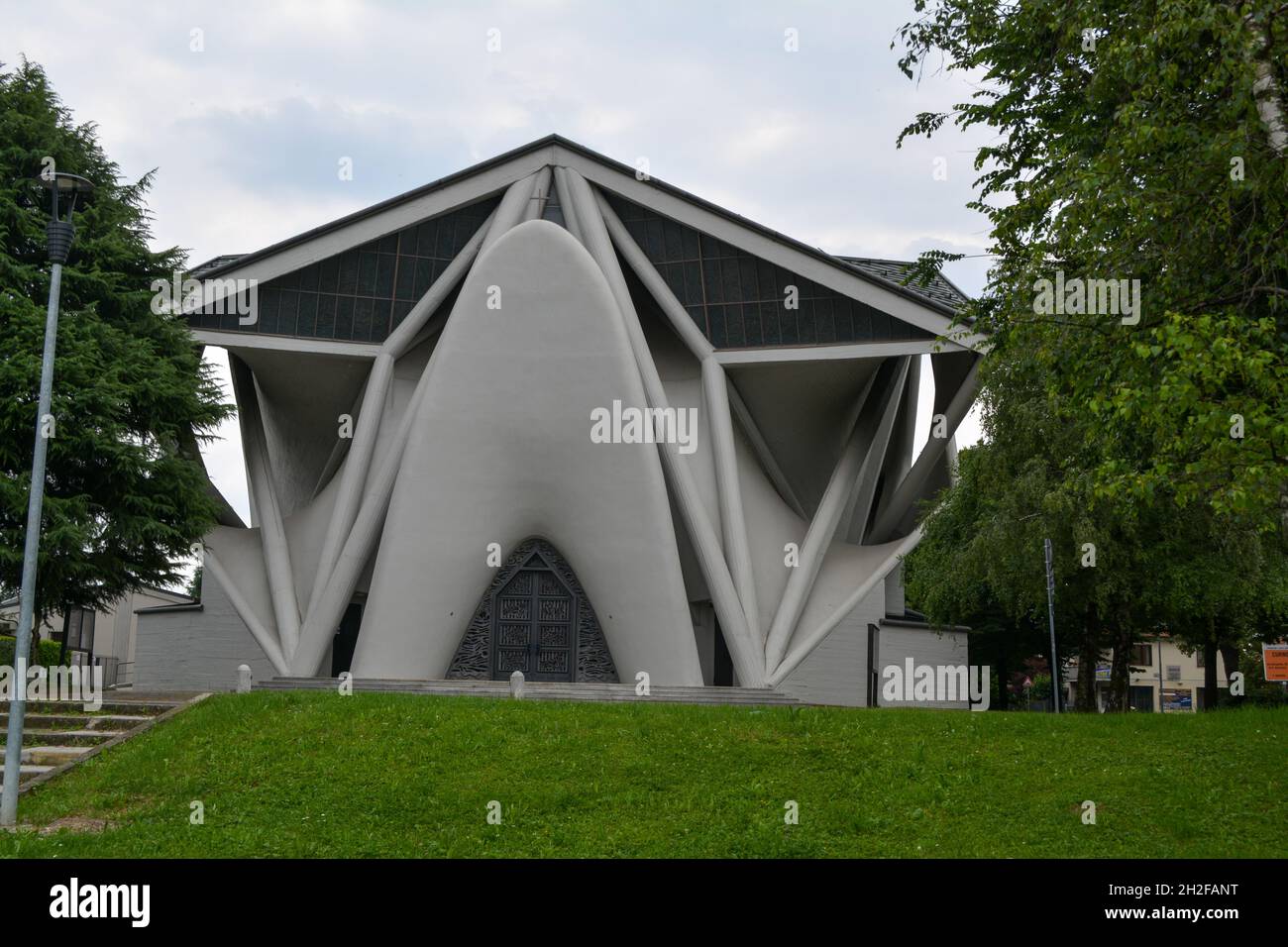 Longuelo, Bergamo, Italia: La famosa chiesa progettata dall'architetto italiano Pino Pizzigoni Foto Stock