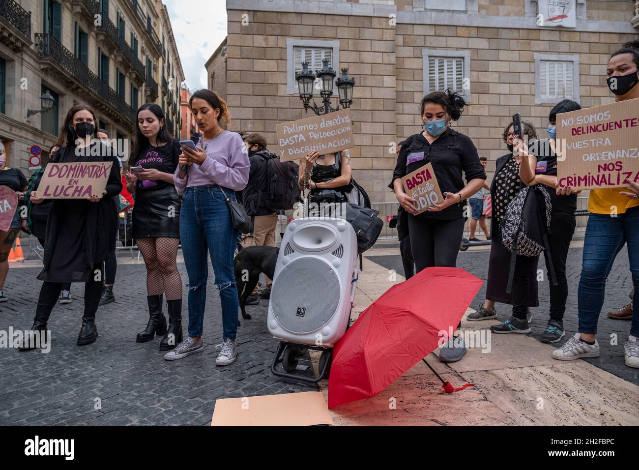 Barcellona, Spagna. 21 ottobre 2021. I manifestanti visti con cartelli che esprimono la loro opinione, durante la manifestazione.i collettivi in difesa della prostituzione pratica intesa come diritto del lavoro si sono riuniti in Plaza Sant Jaume a seguito dell'annuncio del governo spagnolo di abolire la prostituzione per legge. Credit: SOPA Images Limited/Alamy Live News Foto Stock