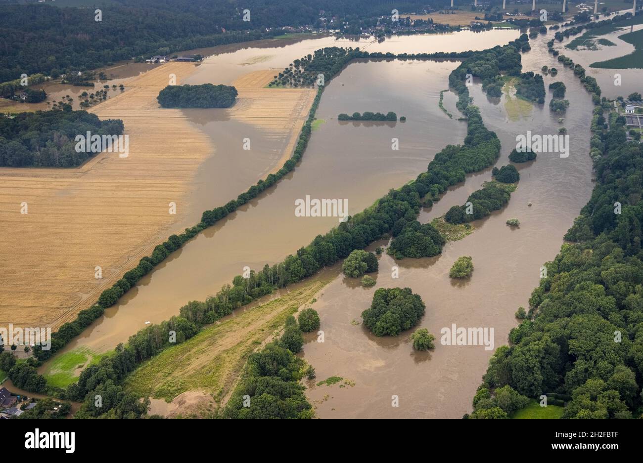 Vista aerea, alluvione della Ruhr, allagamento, Ruhr tra Essen-Kettwig e Mülheim al ponte autostradale A52, Kettwig, Essen, zona della Ruhr, Renania settentrionale-Vestfalia Foto Stock