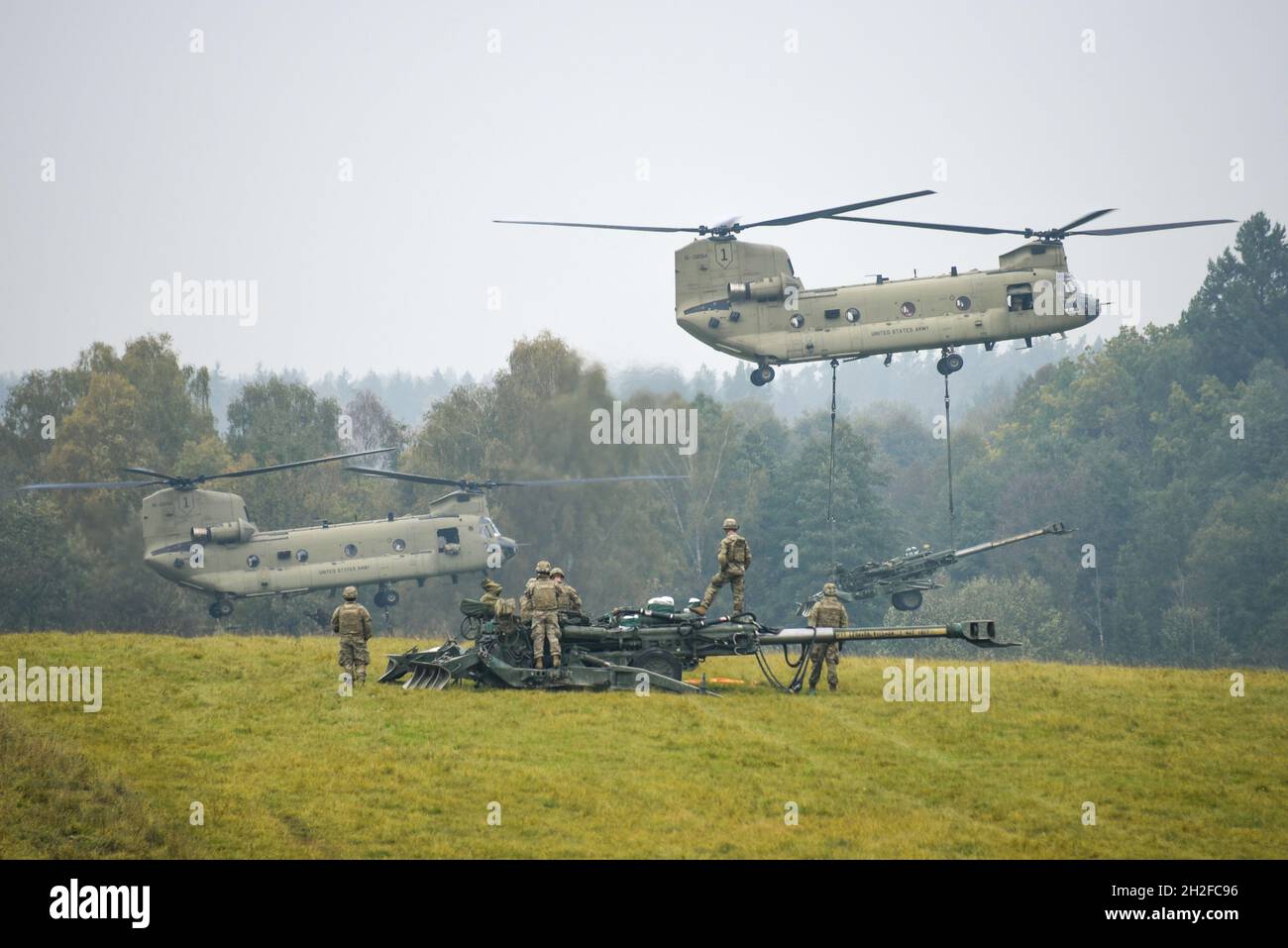 Soldati statunitensi con campo artiglieria Squadron, 2 ° reggimento Cavalry, condurre addestramento di carico di imbracatura con il supporto di CH-47 elicotteri Chinook, assegnato alla 1 ° brigata di aviazione di combattimento, 1 ° Divisione di fanteria, al 7 ° Army Training Command's Grafenwoehr Training Area, Germania, 19 ottobre 2021. (STATI UNITI Foto esercito di Markus Rauchenberger) Foto Stock